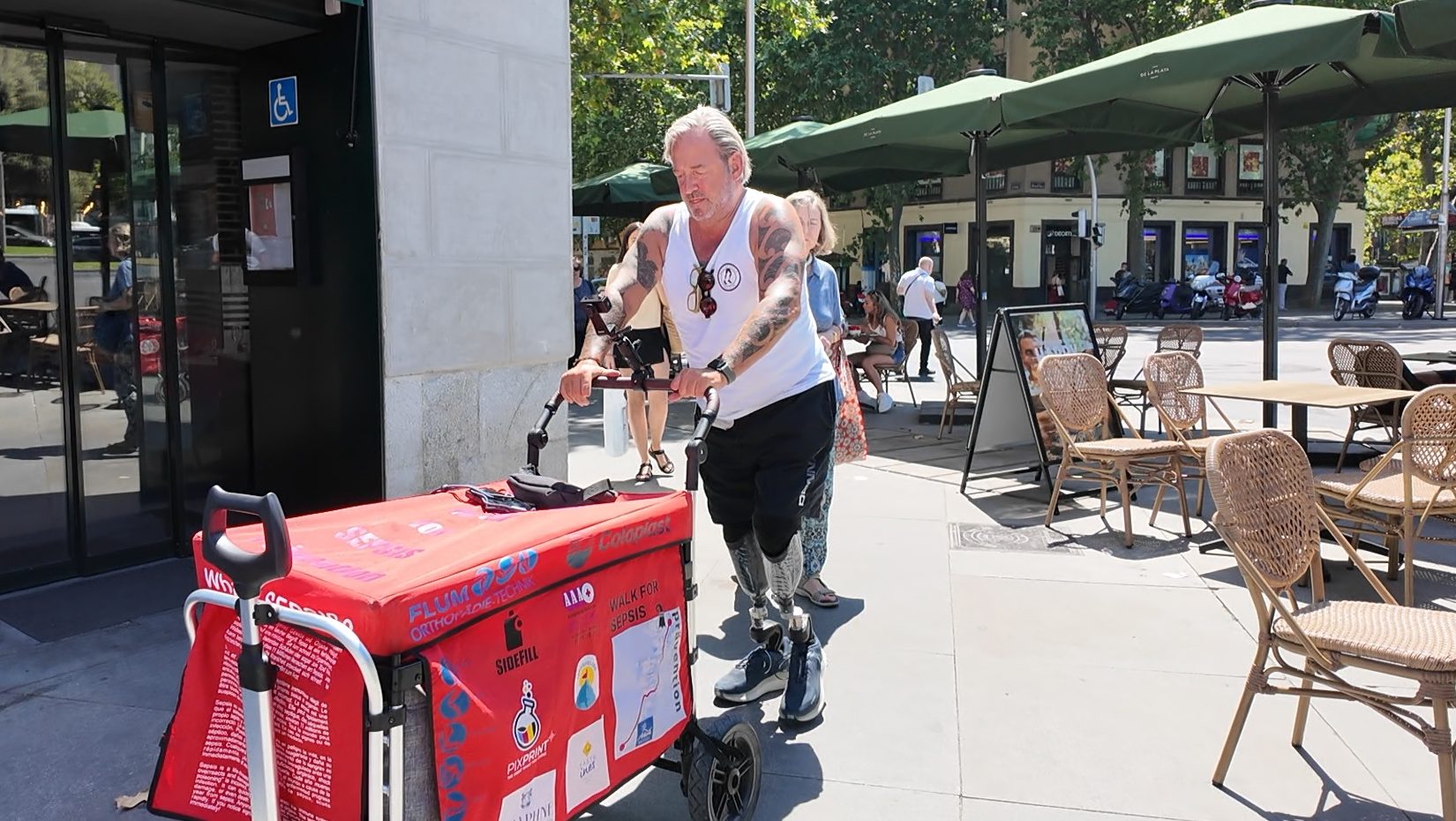 Roger van Klaveren mit dem von PixPrint bedruckten Bollerwagen in Madrid