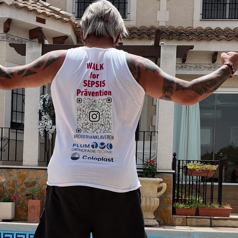 Rückseite des bedruckten Shirts mit dem Schriftzug Walk for Sepsis Prävention und zwei QR-Codes